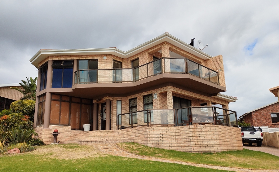 To Let 4 Bedroom Property for Rent in Wavecrest Eastern Cape